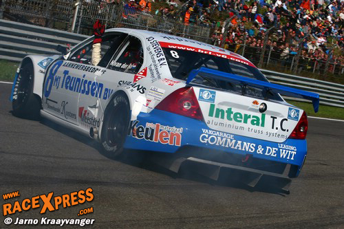 Nelson van der Pol vermaakt het publiek